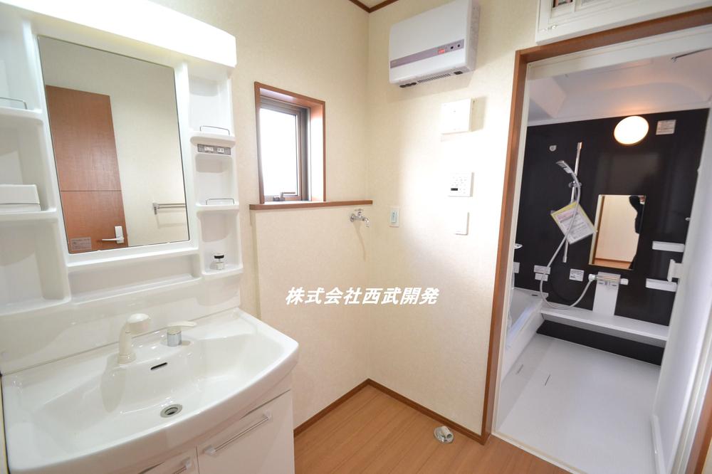 Wash basin, toilet. Building 2