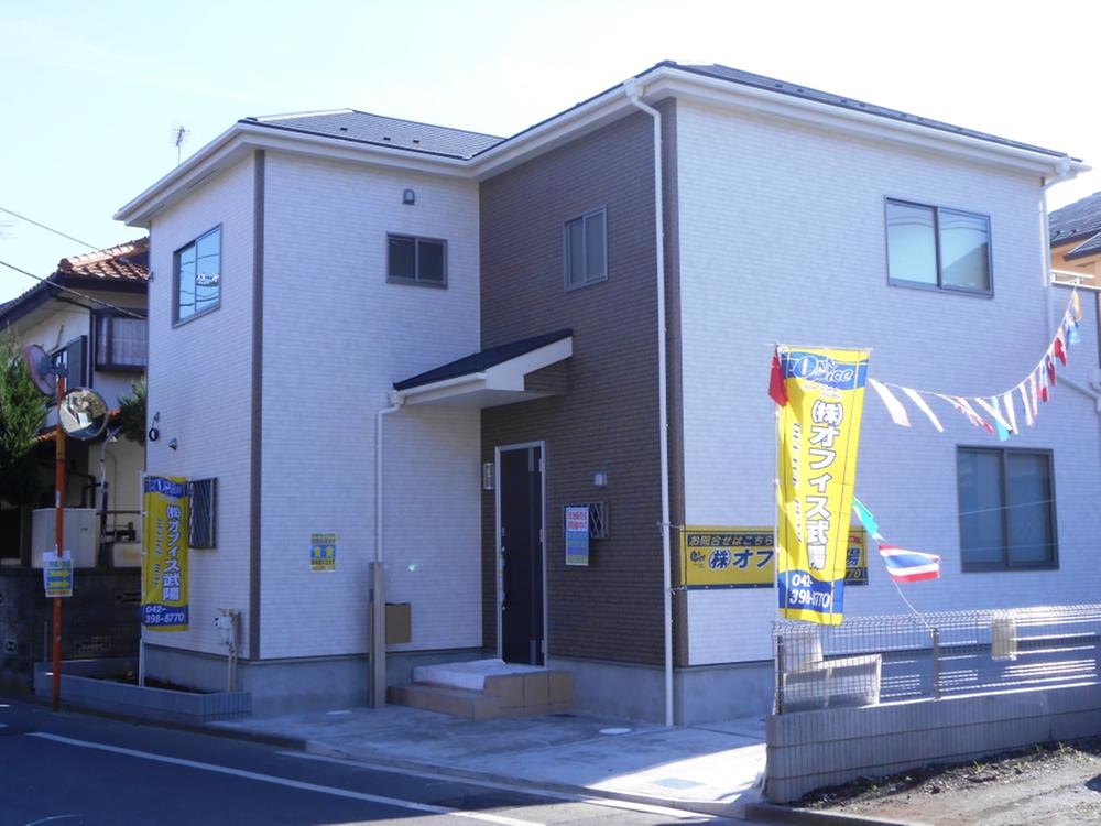 Local photos, including front road. Local (11 May 2013) Shooting