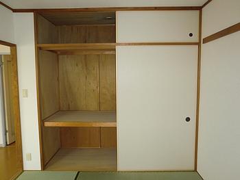 Receipt. Also excellent storage capacity in large !! with upper closet is also a closet of the Japanese-style room