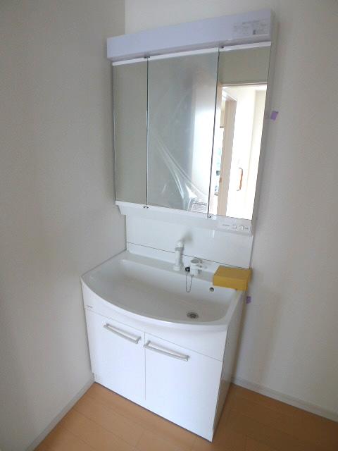 Wash basin, toilet. Wash room (8 Building)