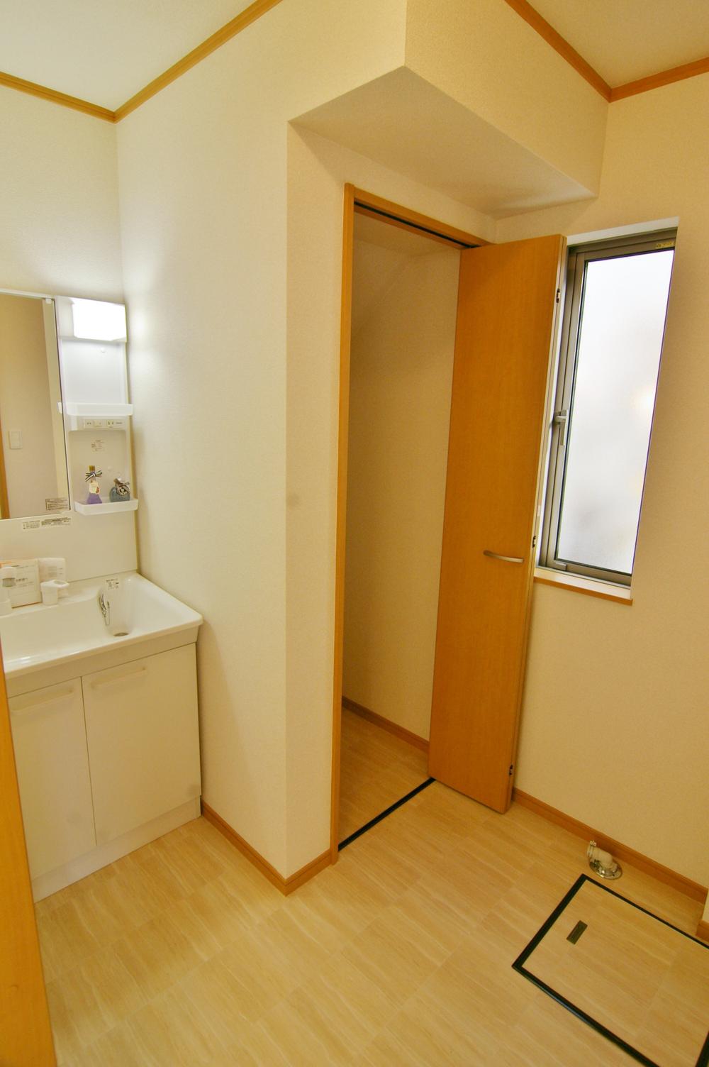 Wash basin, toilet. Indoor (12 May 2013) Shooting