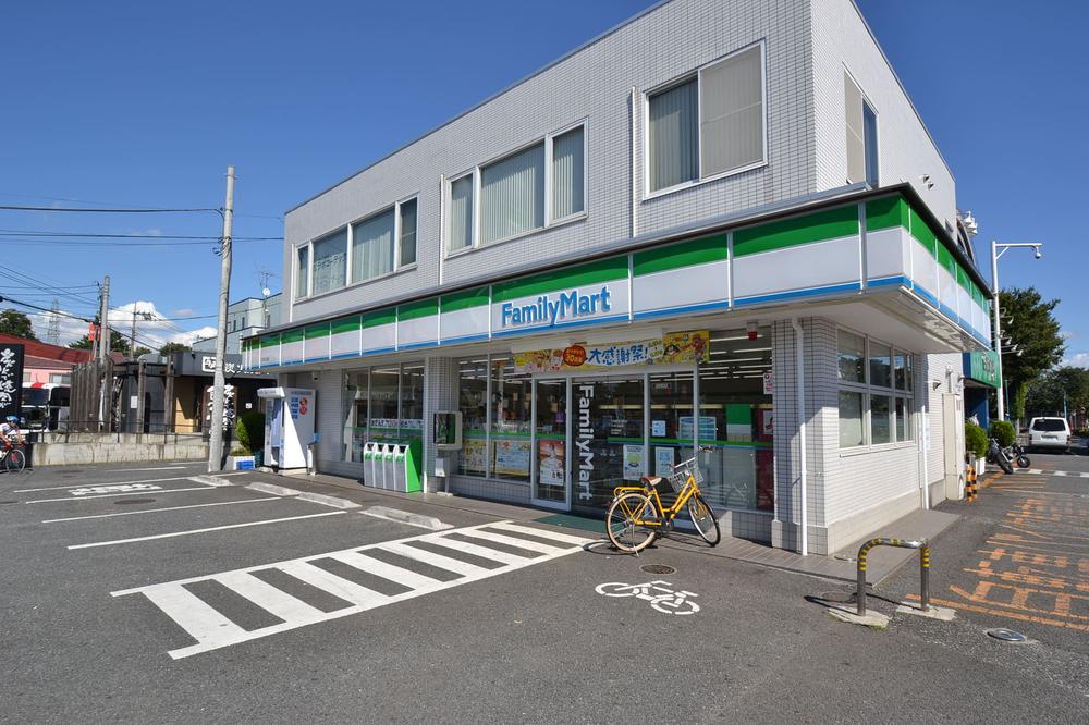 Convenience store. 470m to FamilyMart Kumegawa Tsujimise