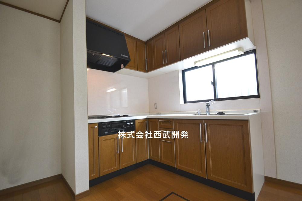 Kitchen. Is pleasant functional corner kitchen with large windows