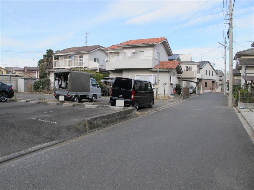 Local photos, including front road. 5m public road surface