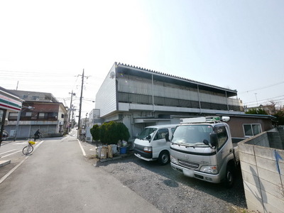 Building appearance. Exterior entrance side