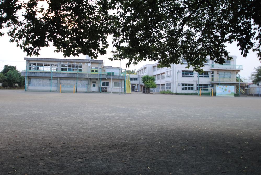 Primary school. Akitsu to elementary school 330m