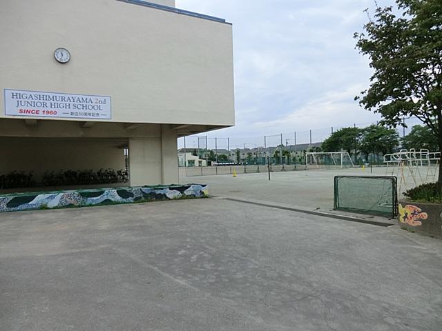 Junior high school. 750m until the second junior high school