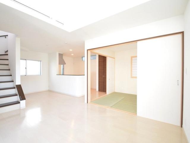 Living. Popularity of living in stairs, Family of communication will create a space that is born with nature. (November 2013) Shooting