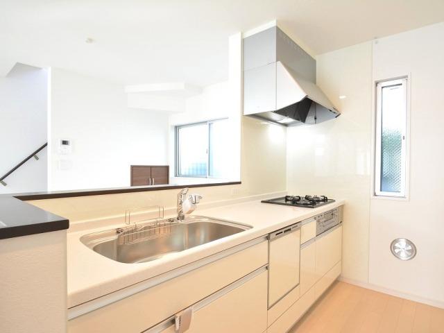 Kitchen. A water purifier integrated faucet amount of storage with plenty of kitchen (11 May 2013) Shooting