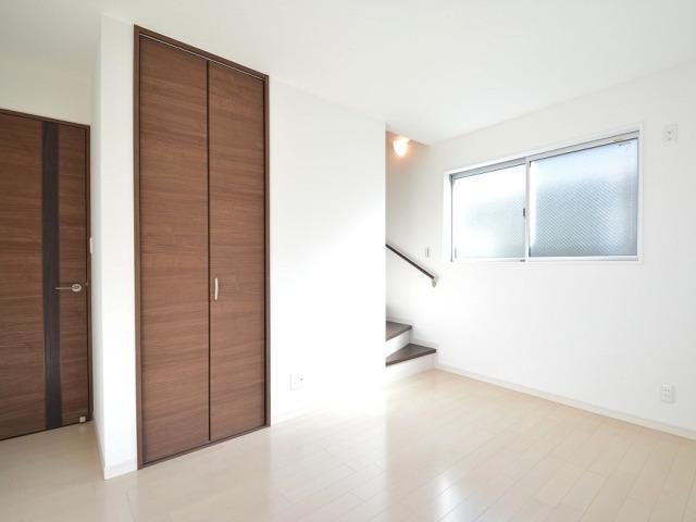 Non-living room. The back of the fixed stairs, It has continued to 6 Pledge of attic storage (November 2013) Shooting