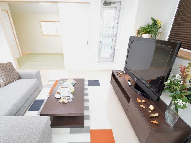 Living. Living area and a Japanese-style room is a floor plan with a connection. (December 2013) Shooting