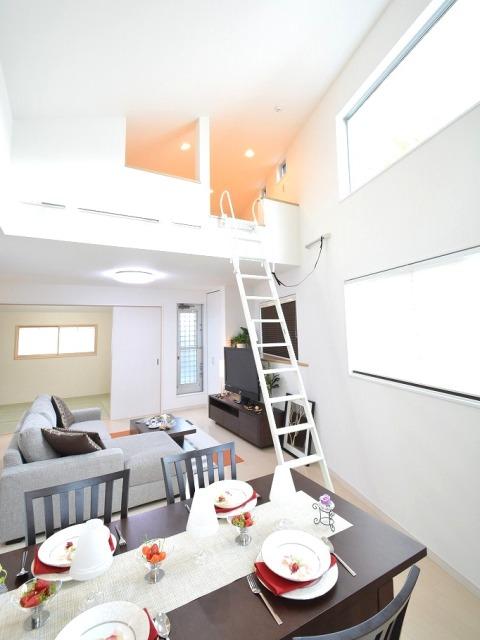 Living. Insert a bright light in the living room that was subjected to a stairwell to the top. (December 2013) Shooting