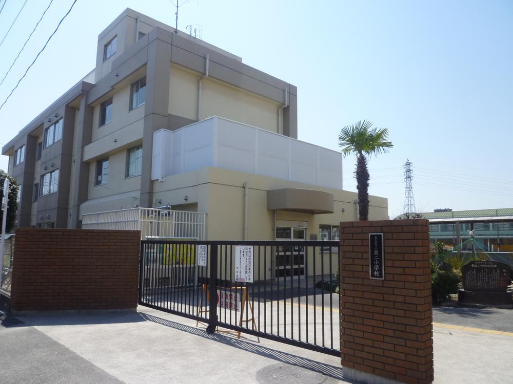 Primary school. Higashiyamato stand up to the second elementary school 157m