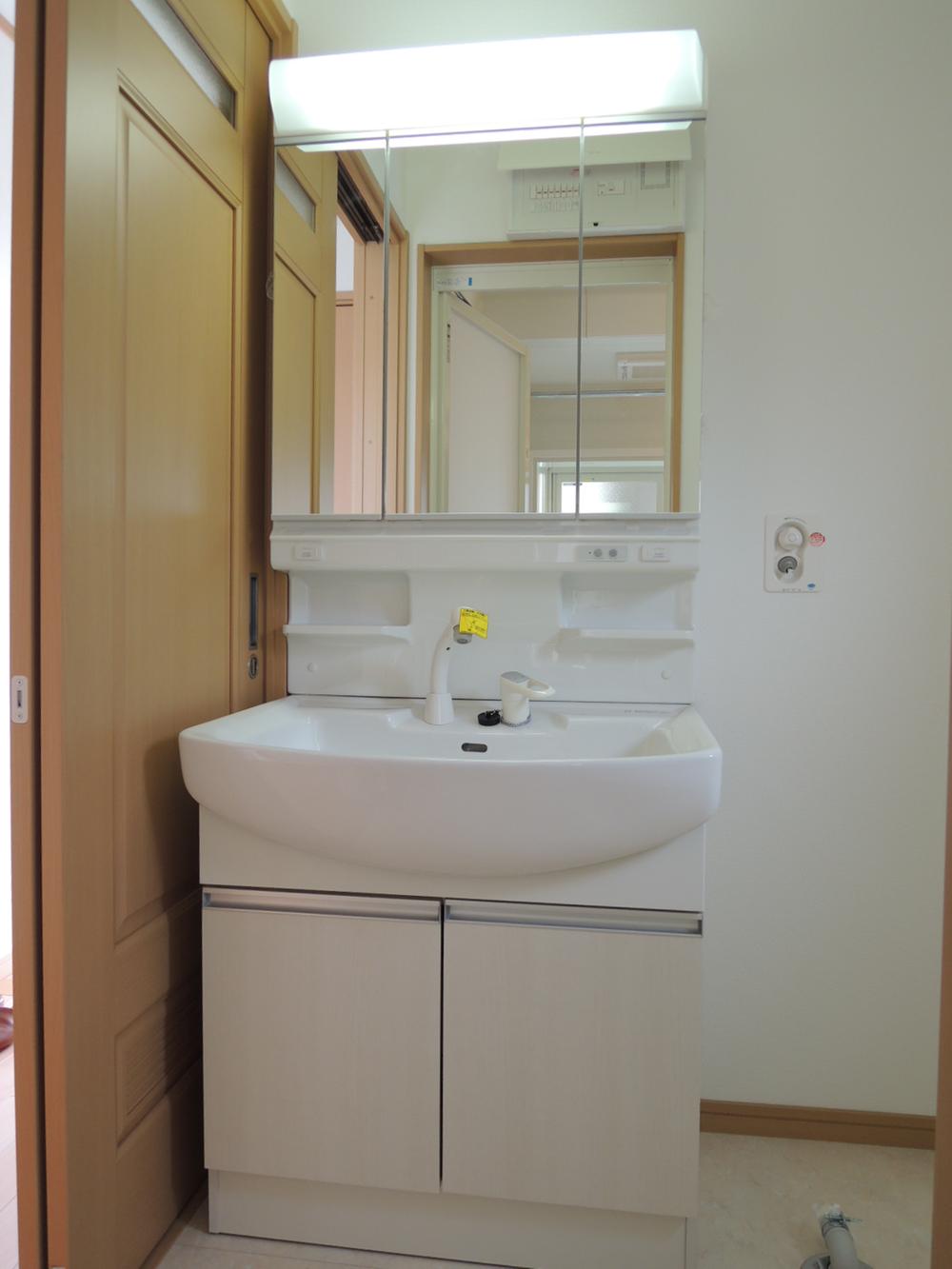 Wash basin, toilet. Three-sided mirror vanity