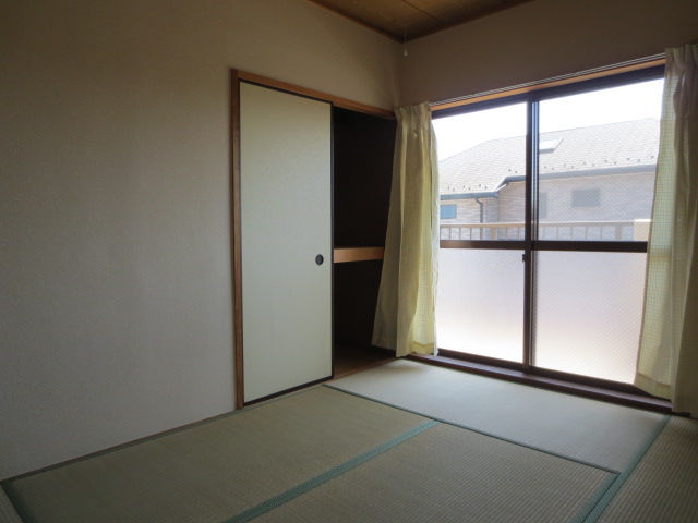 Living and room. Large capacity closet is housed in the Japanese-style room type!