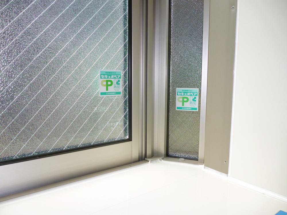 Security equipment. Standard equipped with a "crime prevention glass" on the first floor all of the window glass