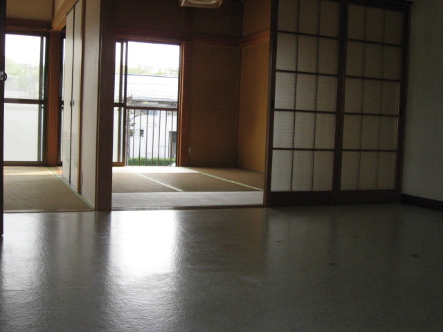 Kitchen. Dining kitchen from the front door ~ When the views of the Japanese-style room ・ ・ ・ .