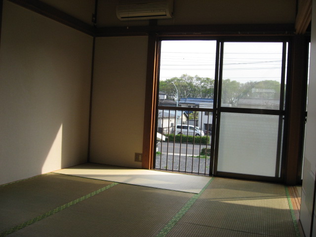 Living and room. It is the east side of the Japanese-style room!