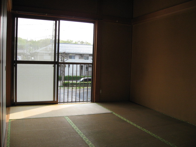 Other room space. It is the west side of the Japanese-style room!