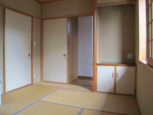 Non-living room. First floor store is next to the Japanese-style room 6.5 quires.