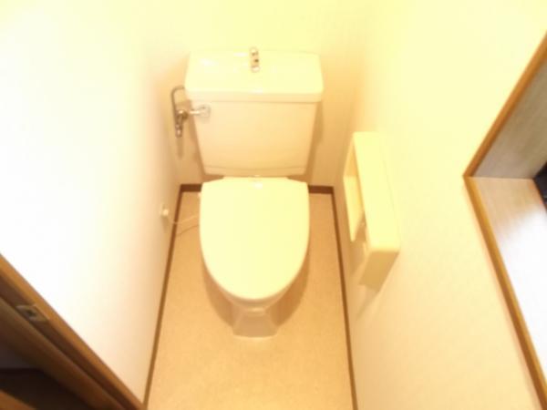 Toilet. There is also a toilet on the second floor. Warm toilet toilet seat exchange already. Cemented floor cushion floor, Already in place Paste Cross.