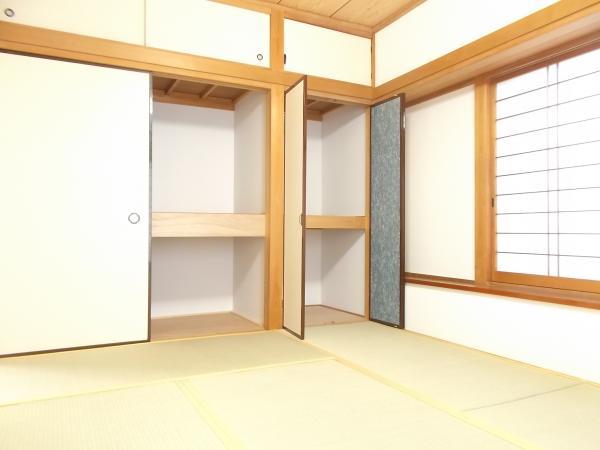 Non-living room. Japanese-style room is housed plenty.