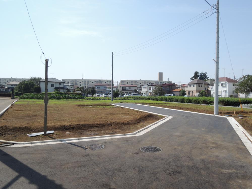 Local photos, including front road. Local (10 May 2013) Shooting  ■ Co., Ltd., "the housing market." ■