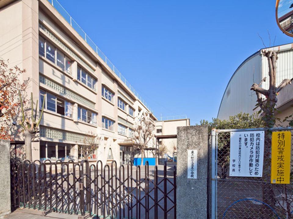 Primary school. Higashiyamato Municipal third to elementary school 681m