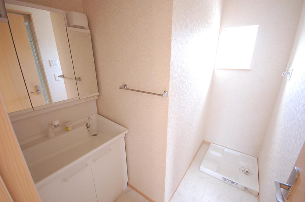 Wash basin, toilet. Indoor (10 May 2013) Shooting