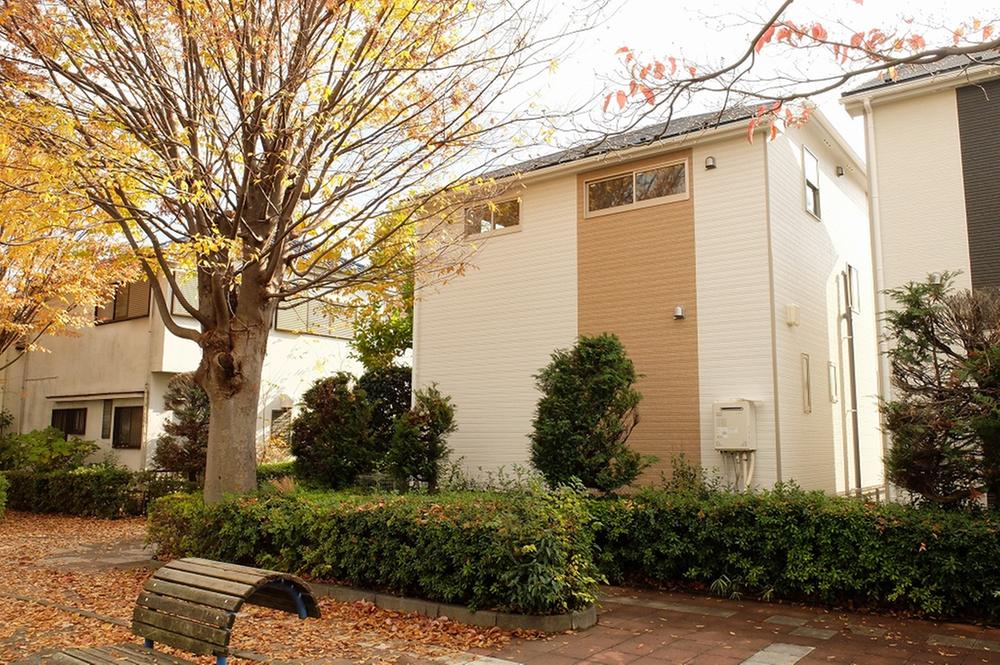 Local appearance photo. Location facing the green road, Ginkgo is clean. 