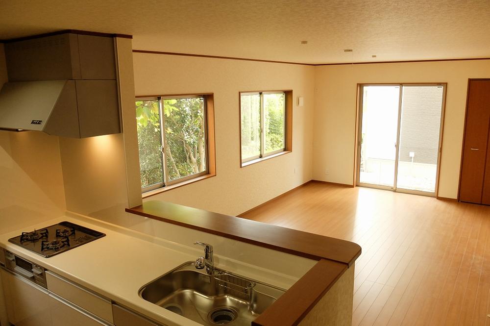 Living. Green green road is placed in the eye from the window. 