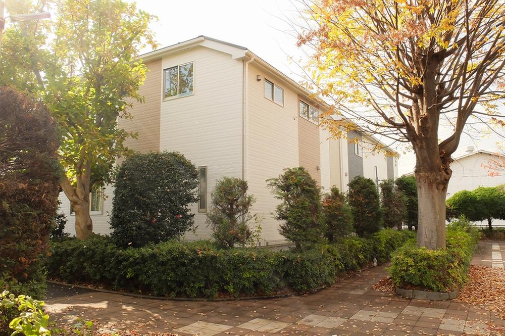 Local appearance photo. Location surrounded by green road and promenade