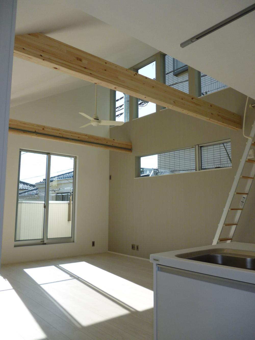 Living. Second floor living 19. Pledge, South balcony ・ Day is better than the high-side light