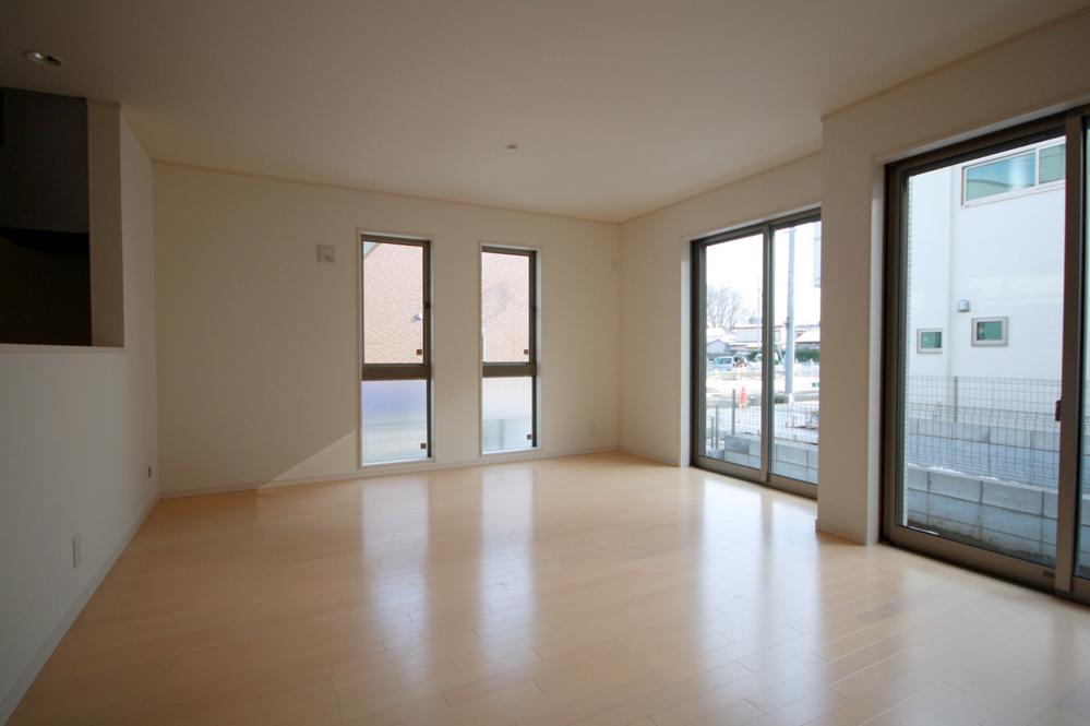 Same specifications photos (living). Seller construction cases