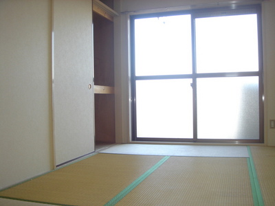 Living and room. It will be healed in the tatami of smell