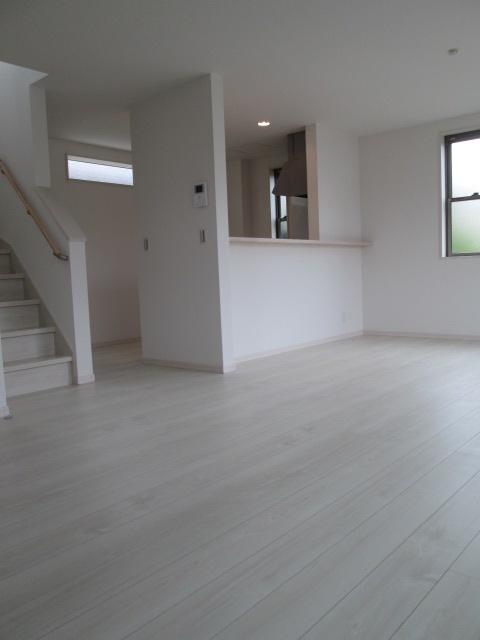 Same specifications photos (living). Seller construction cases