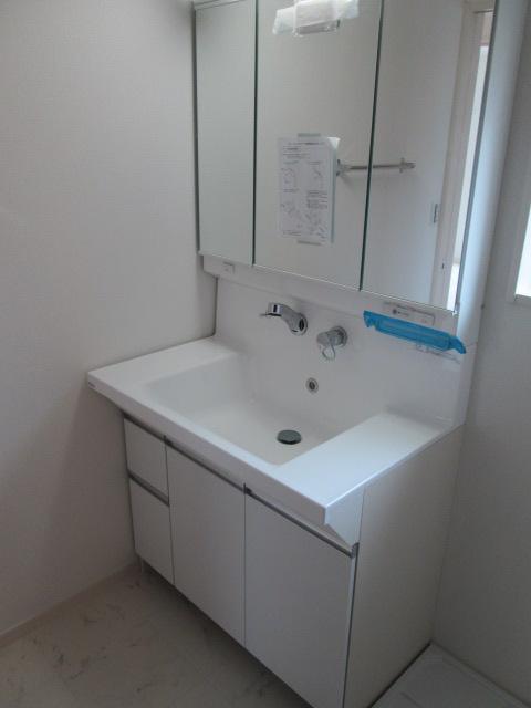 Wash basin, toilet. Seller construction cases