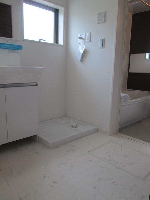 Wash basin, toilet. Seller construction cases