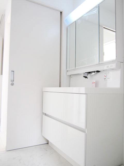 Wash basin, toilet. Indoor (11 May 2013) Shooting