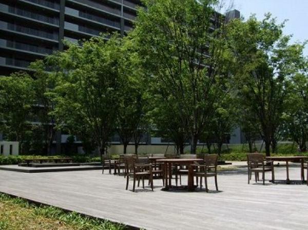Garden. Common square overlooking the central garden with benches and tables.