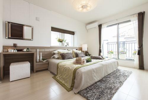 Non-living room. Bright colors light from the large windows, The main bedroom full of airy, Modern room design with the white tones, Create relaxation and healing space. (STAGE90 model house)