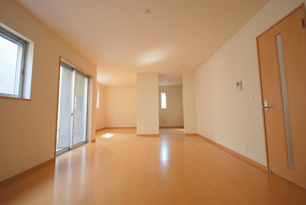 Same specifications photos (living). Seller construction cases