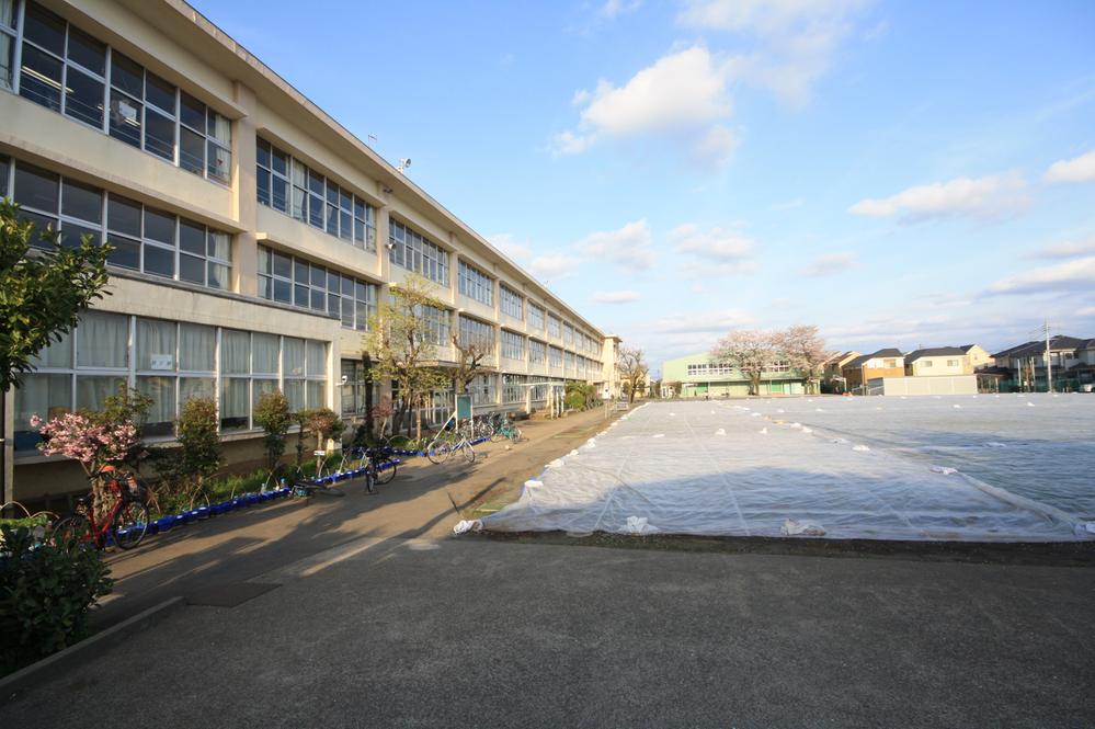 Primary school. Higashiyamato Municipal fourth to elementary school 708m