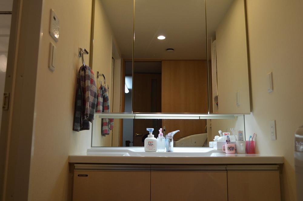 Wash basin, toilet. Wash basin