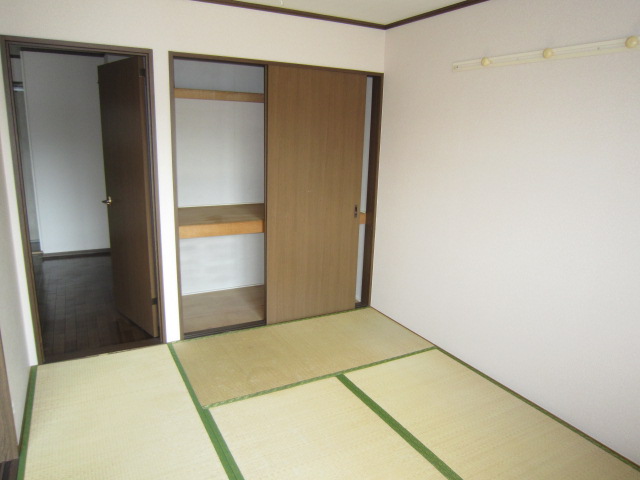 Living and room. Japanese-style room of the housing is the type closet of large capacity