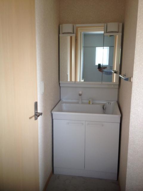 Wash basin, toilet. Indoor (10 May 2013) Shooting