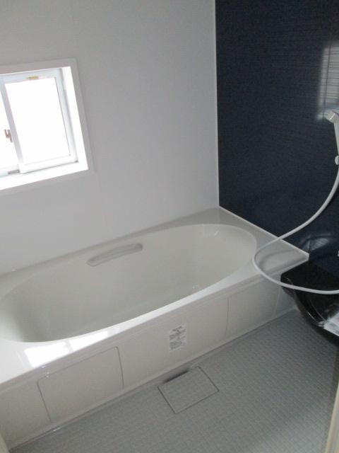 Same specifications photo (bathroom). Seller enforcement example