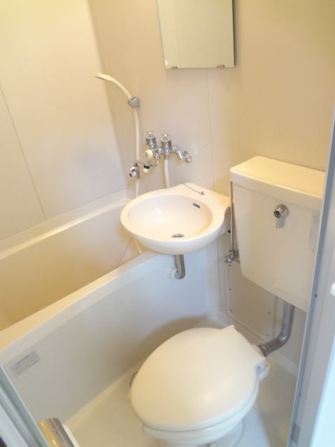 Bath. Unit bus with a basin