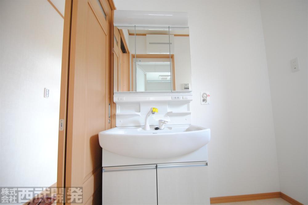 Wash basin, toilet. Shampoo dresser ・ Three sides with mirrors