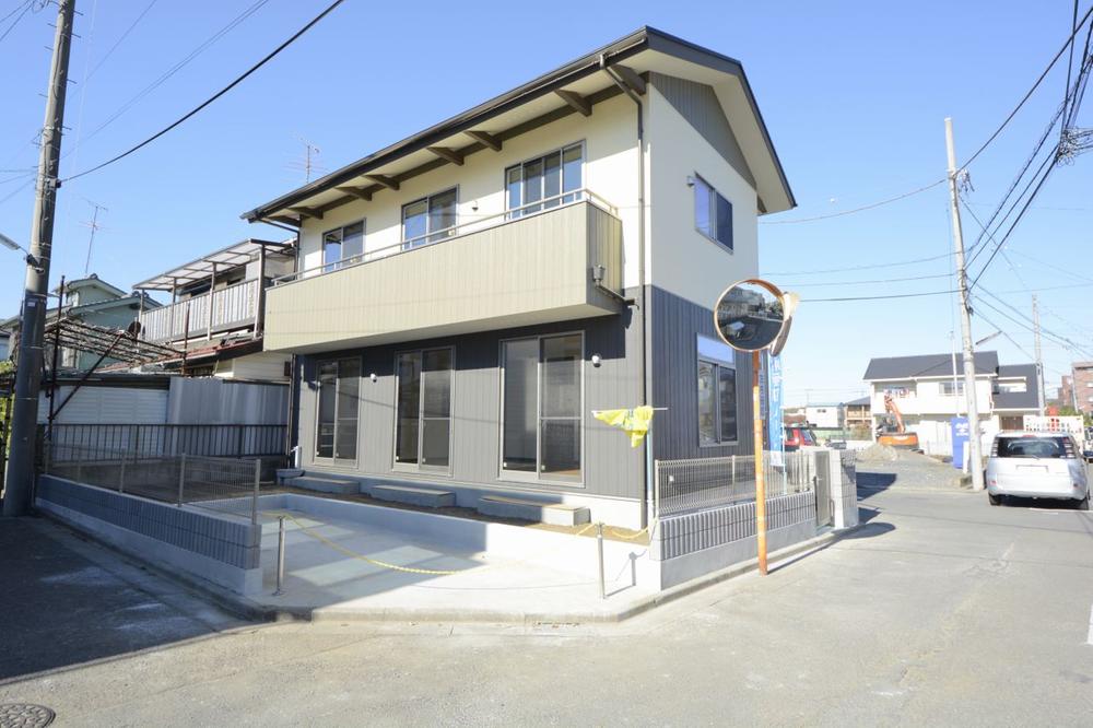 Local appearance photo. Building completed! Preview available It is a house with a bright room of all room 6 tatami × all the living room facing south. Do not miss the feeling of opening of the three-way corner lot! Local (11 May 2013) Shooting